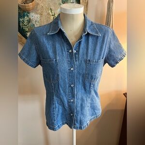 Vintage Y2K GAP women's XL button down short sleeve jean shirt.